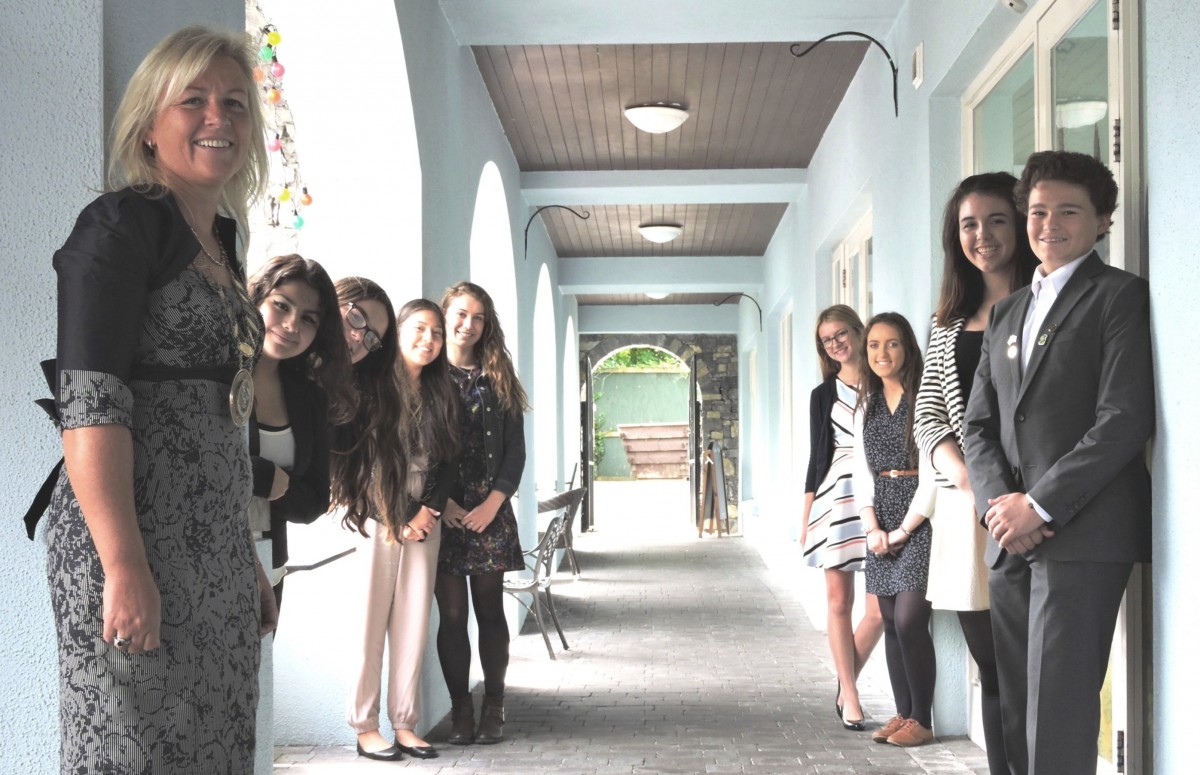 Mayor of Ennis Cllr Ann Norton (left) pictured with the 8 participants in the 2016 Ennis Phoenix Youth Ambassador Exchange Programme at the launch of the Programme at The Rowan Tree Café in Ennis on Tuesday. L-R: Abby Gutierrez (Phoenix), Kate Dillon (Ennis), Jennifer Garnica (Phoenix), Fiona Neylon (Ennis), Alicia Belter (Phoenix), Kellie Whelan (Ennis), Áine Kearins (Ennis), Kyle Haines (Phoenix). 