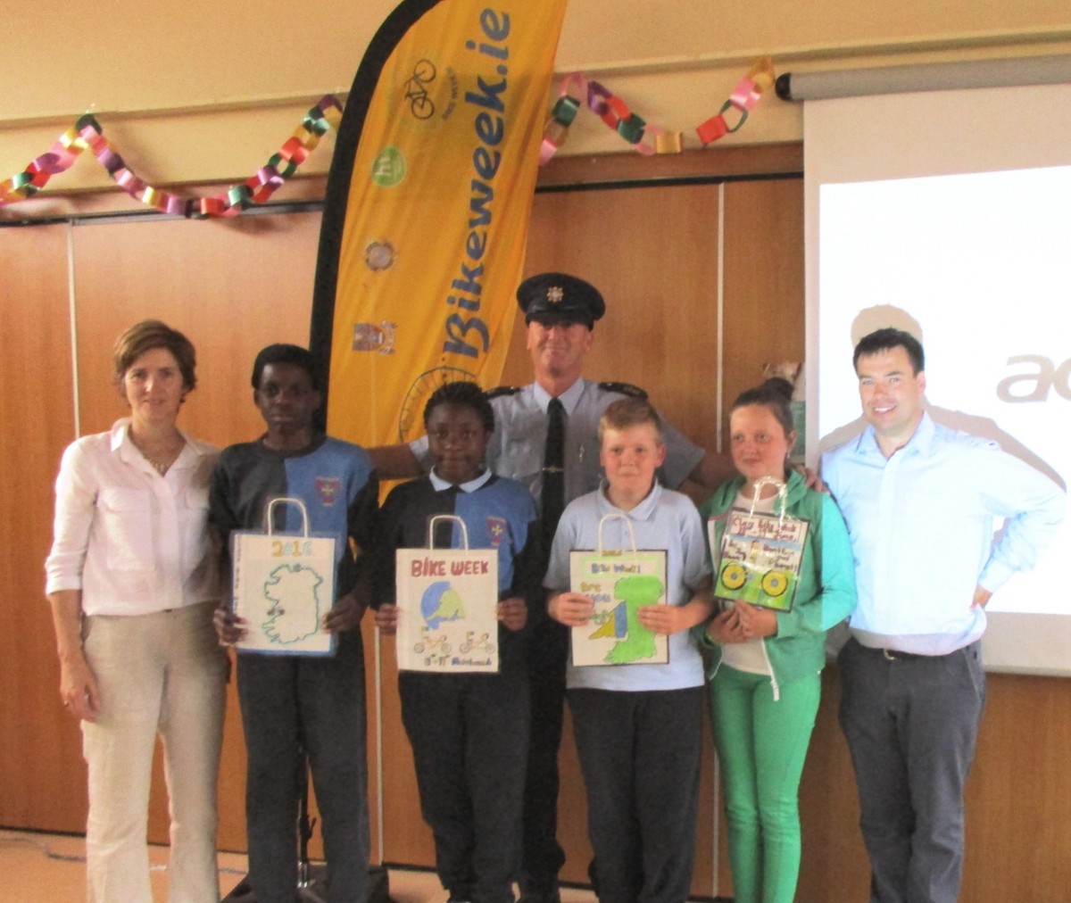 Mary Mac Mahon (HSE), Albert Hardiman (An Garda Síochána) and Gerald Fogarty (Clare County Council) pictured with students of Scoil Chríost Rí in Cloughleigh who participated in a Cycling Awareness Programme for students as part of Bike Week 2016.