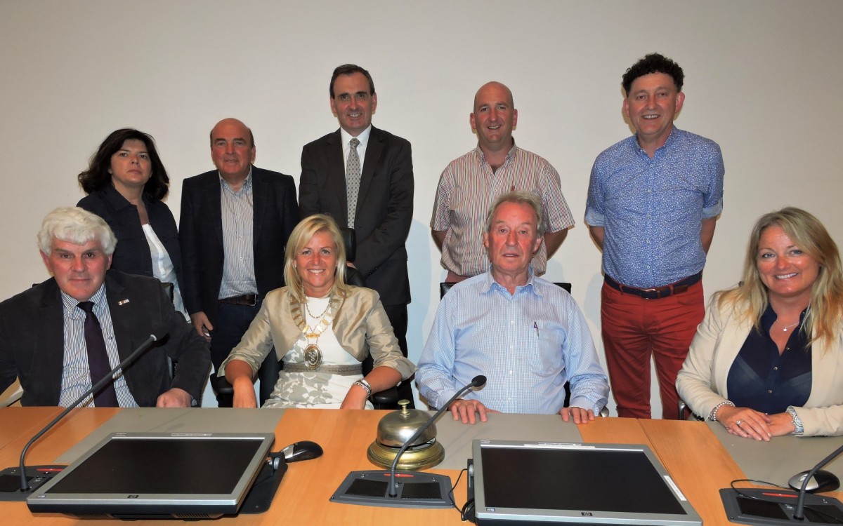 The Elected Members of the Municipal District Committee of Ennis pictured with Gerard Dollard, Interim Chief Executive of Clare Council (centre of back row). Also pictured Front L-R: Former Mayor of Ennis Cllr Pat Daly; Mayor of Ennis Cllr. Ann Norton; Deputy Mayor of Ennis Cllr. James Breen; former Deputy Mayor of Ennis Cllr. Mary Howard. Back Row L-R: Cllr. Clare Colleran-Molloy; Cllr. Tom McNamara; Cllr. Paul Murphy and Cllr. Johnny Flynn.