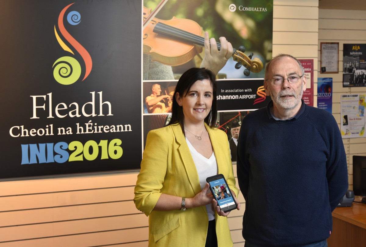 Cathaoirleach na bhFleidhe Mícheál Ó Riabhaigh i dteannta Geraldine Minogue, Acton Web, forbróir an Fleadh App