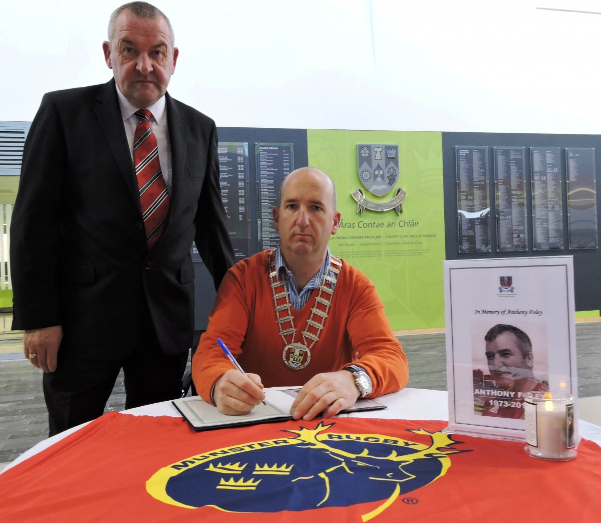 Clare County Council CEO Pat Dowling & Leas Cathaoirleach Paul Murphy sign the Book of Condolence.