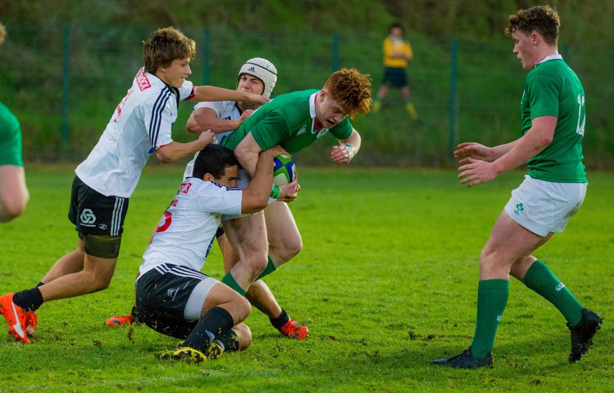 Evan O'Gorman offers support to a teammate. Pic: Luís Cabelo