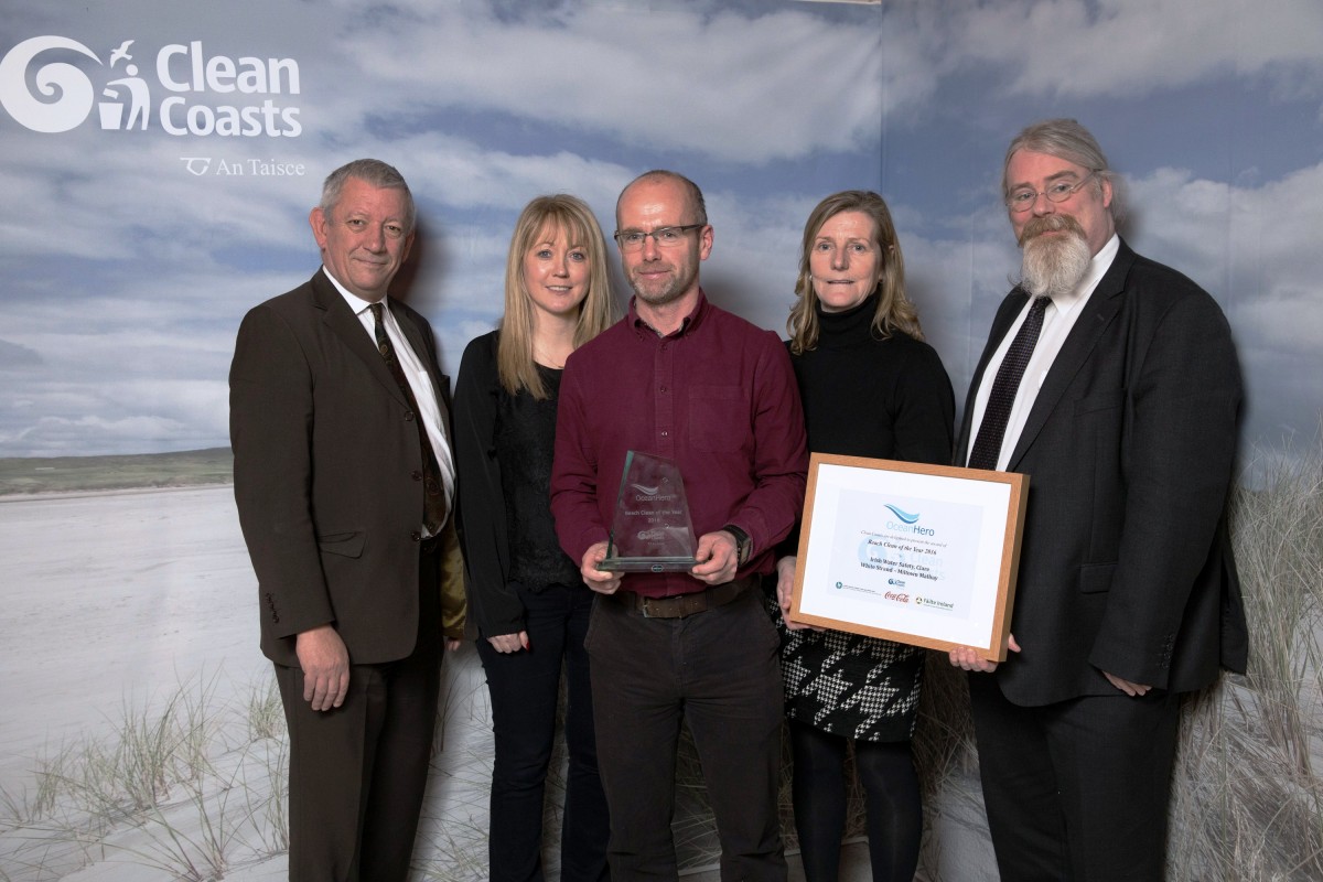 (l-r) Eoin McDonnell (Failte Ireland), Mairead Griffin (Environmental Education and Awareness Team, Clare County Council), John O’ Malley (Clare County Council and Freagh Castle Clean Coast Group), Clare McGrath (Clare Water Safety) and Conall O’Connor (Department of Housing, Planning, Community and Local Government) pictured at the presentation of the Ocean Hero Beach Clean of the Year Award to Clare Water Safety and the Freagh Castle Clean Coast group.