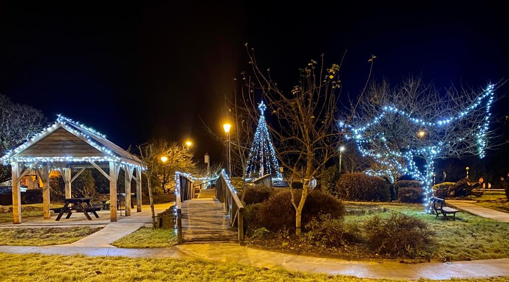 Frank Blake turns on Christmas lights in native Tuamgraney