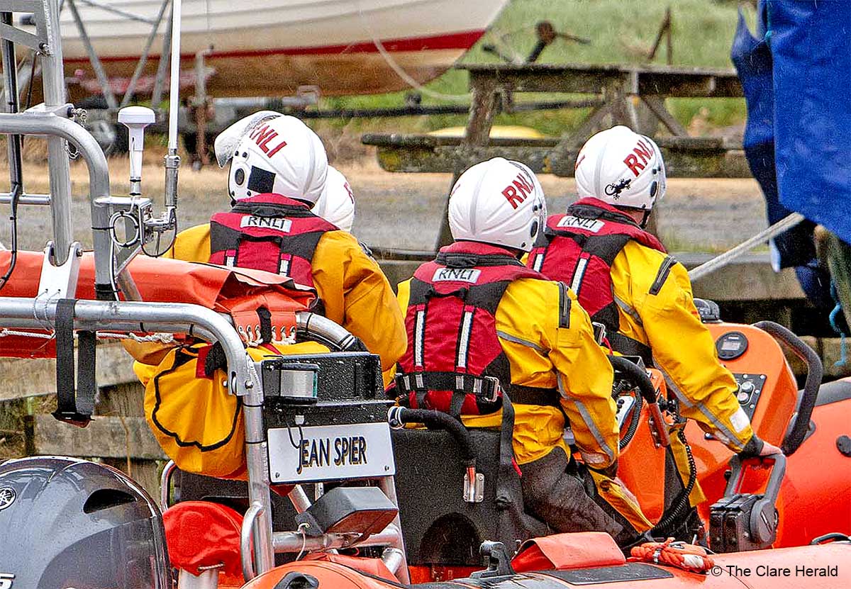Lone sailor towed to safety by Lough Derg RNLI