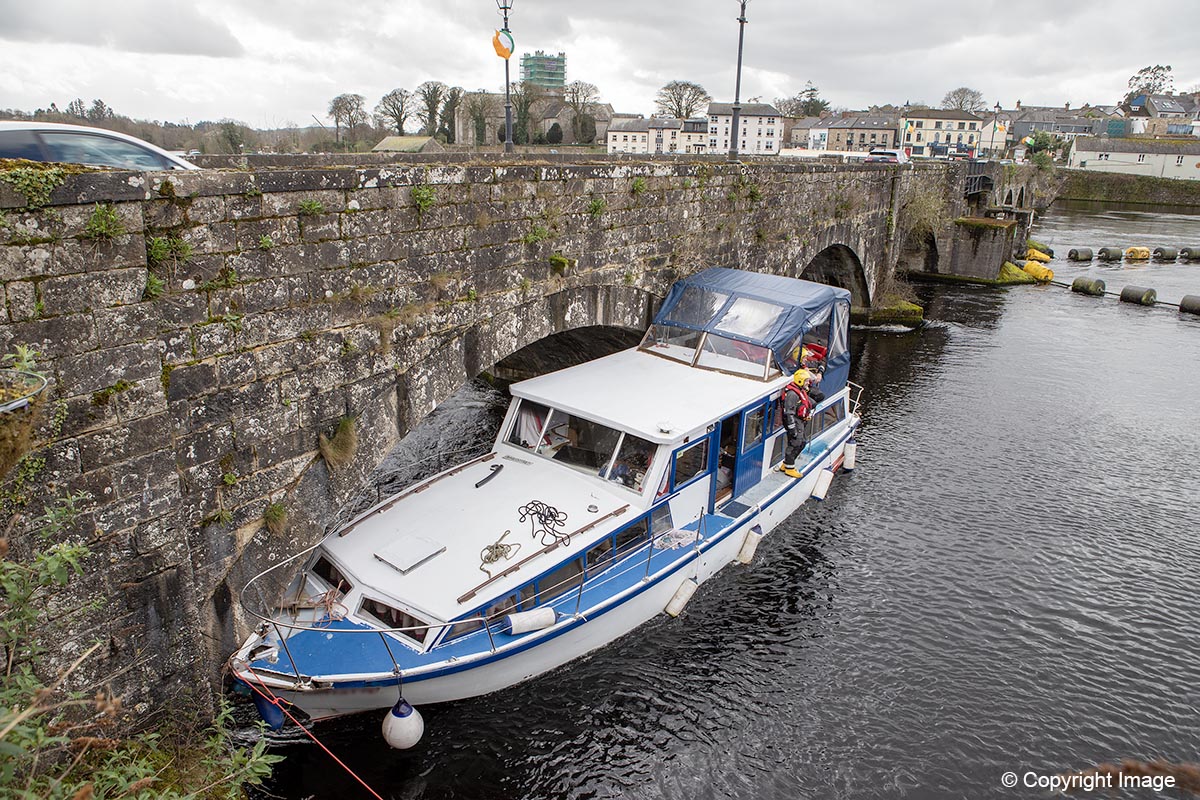 Two rescued from boat after bridge collision