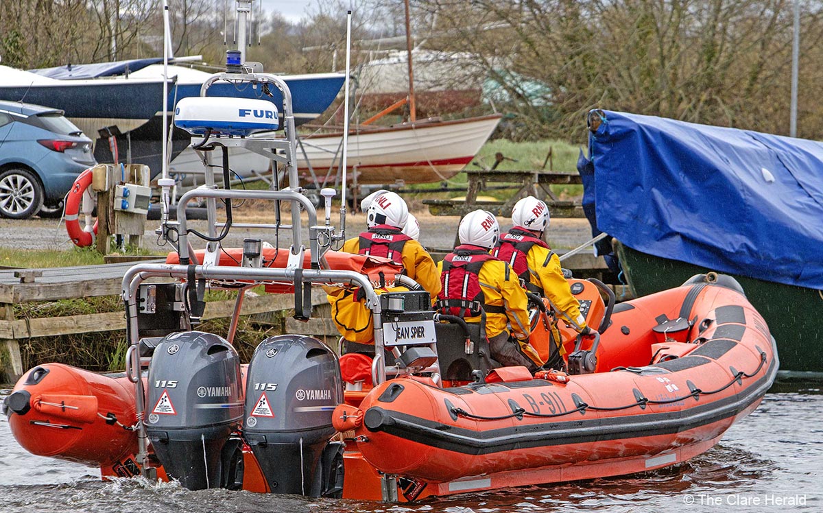 Drifting cruiser with three people on board towed to safety