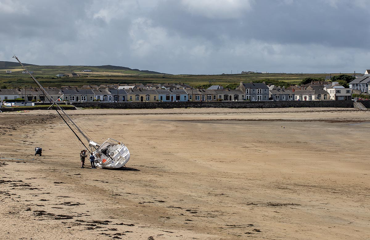 Update – Yacht successfully recovered from beach in Kilkee