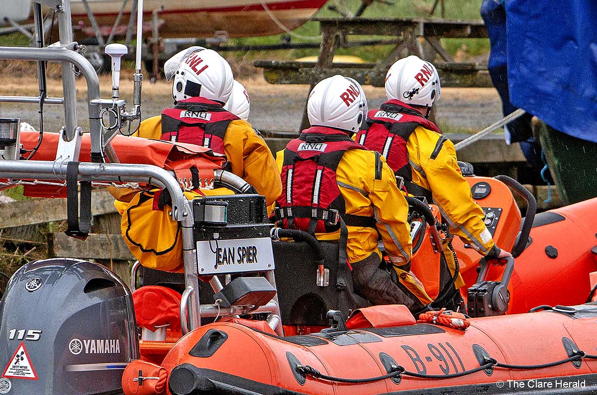 Lough Derg RNLI launched to assist cruiser reported aground