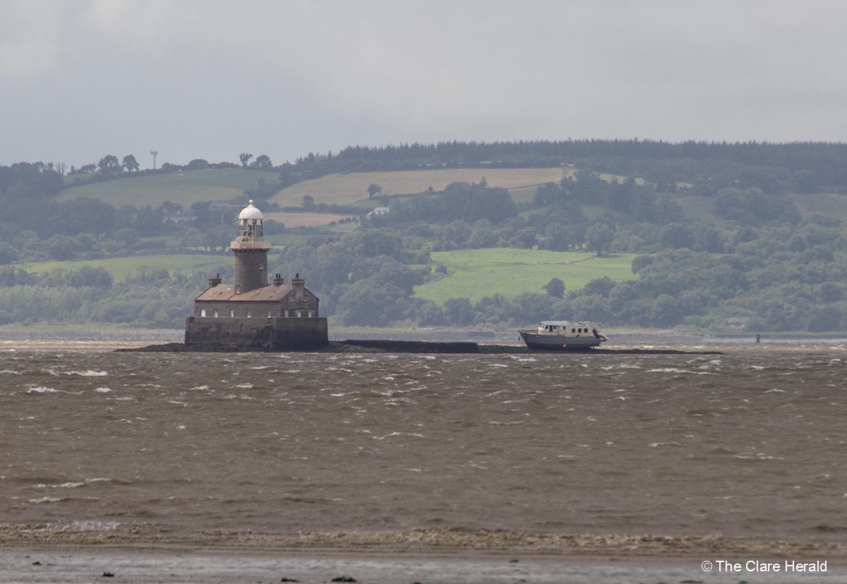 Update: Grounded vessel taken on tow by Kilrush RNLI
