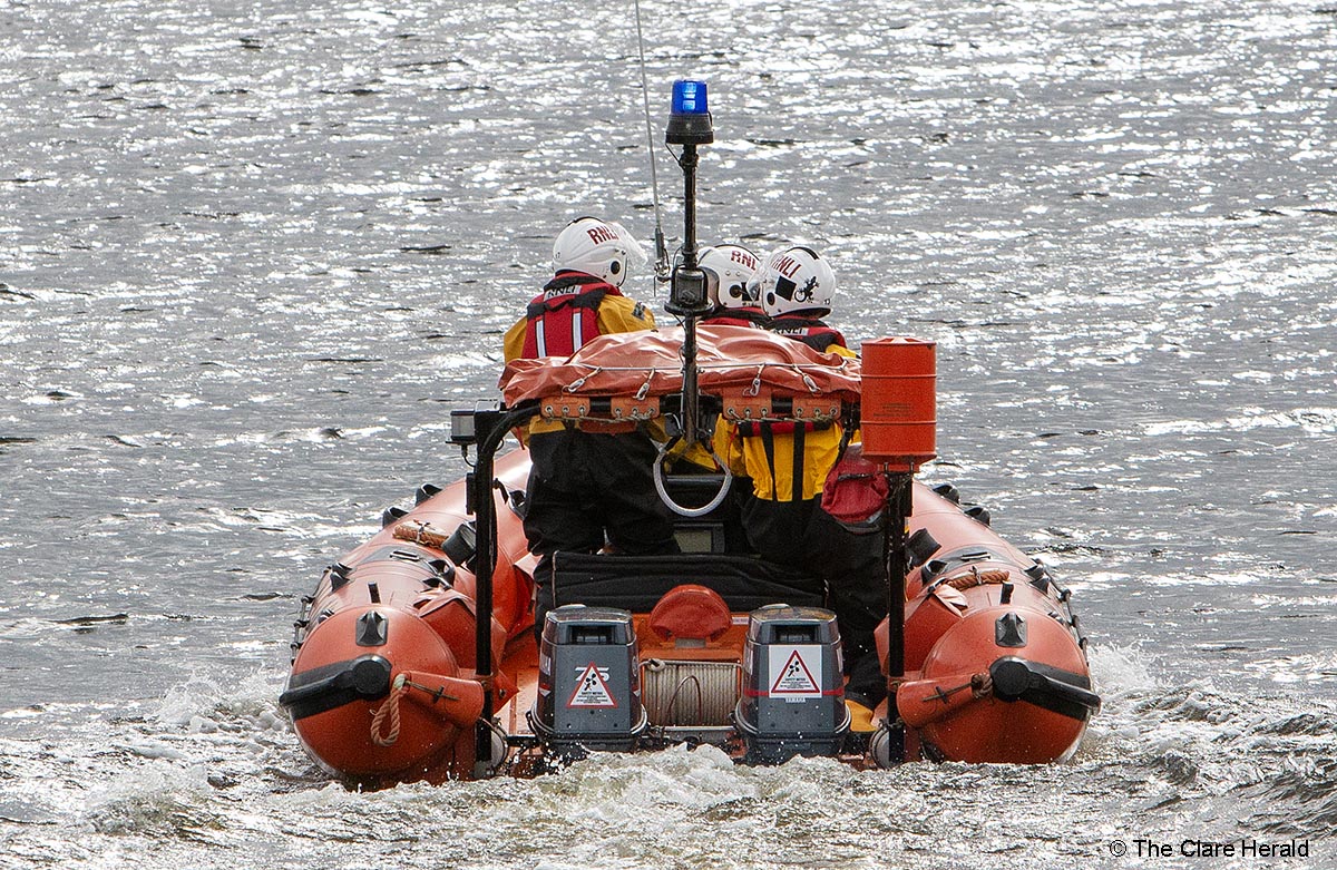 Lough Derg RNLI assists two people on cruiser with engine failure